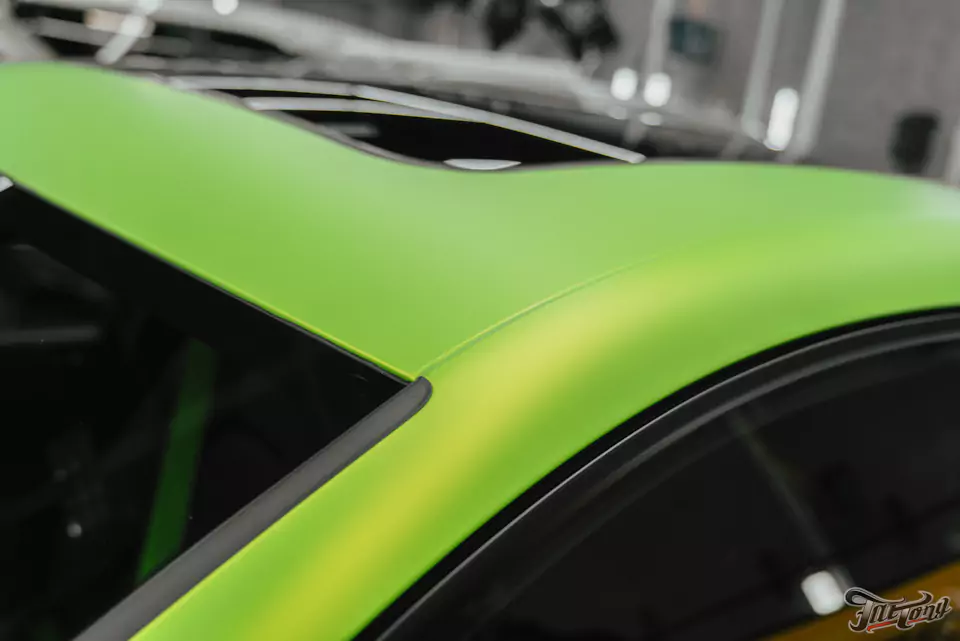 Оклеили Porsche Macan ярко-салатовым винилом и забронировали матовым полиуретаном, окрасили диски в черный глянец, установили ремни безопасности в цвет пленки (напечатали цвет!)